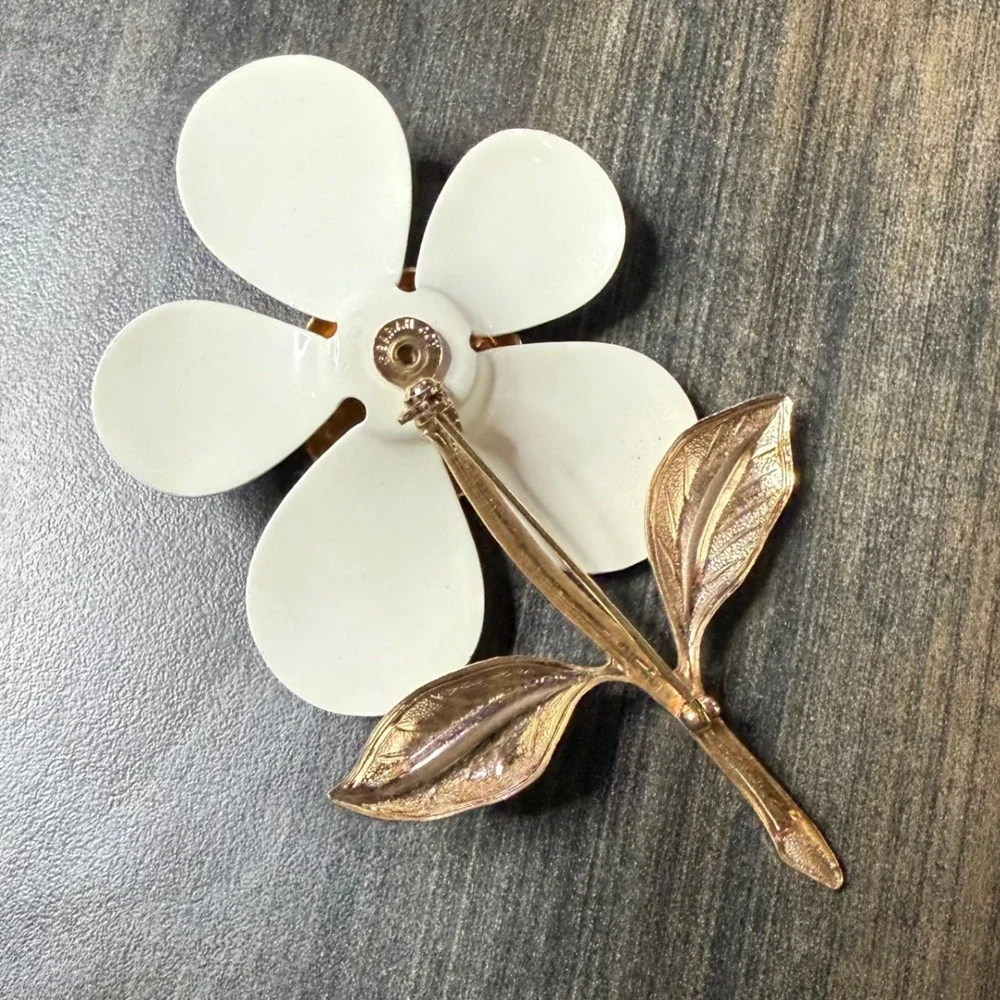 Sarah Cov Signed Flower Brooch Pin White Petals Gold Tone Stem‎ Leaves